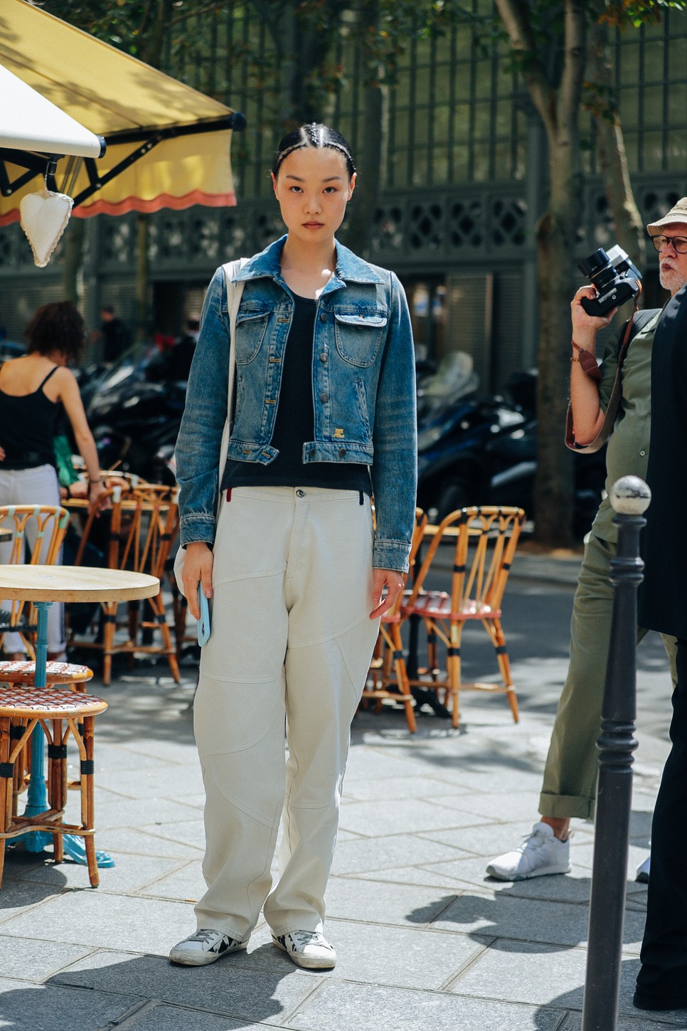 A párizs divathéten ilyen klasszikus verzióban láttuk a fehér farmert