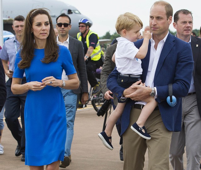 Nem lesz cukibb már a héten! A kis György herceg repülőn, helikopteren!