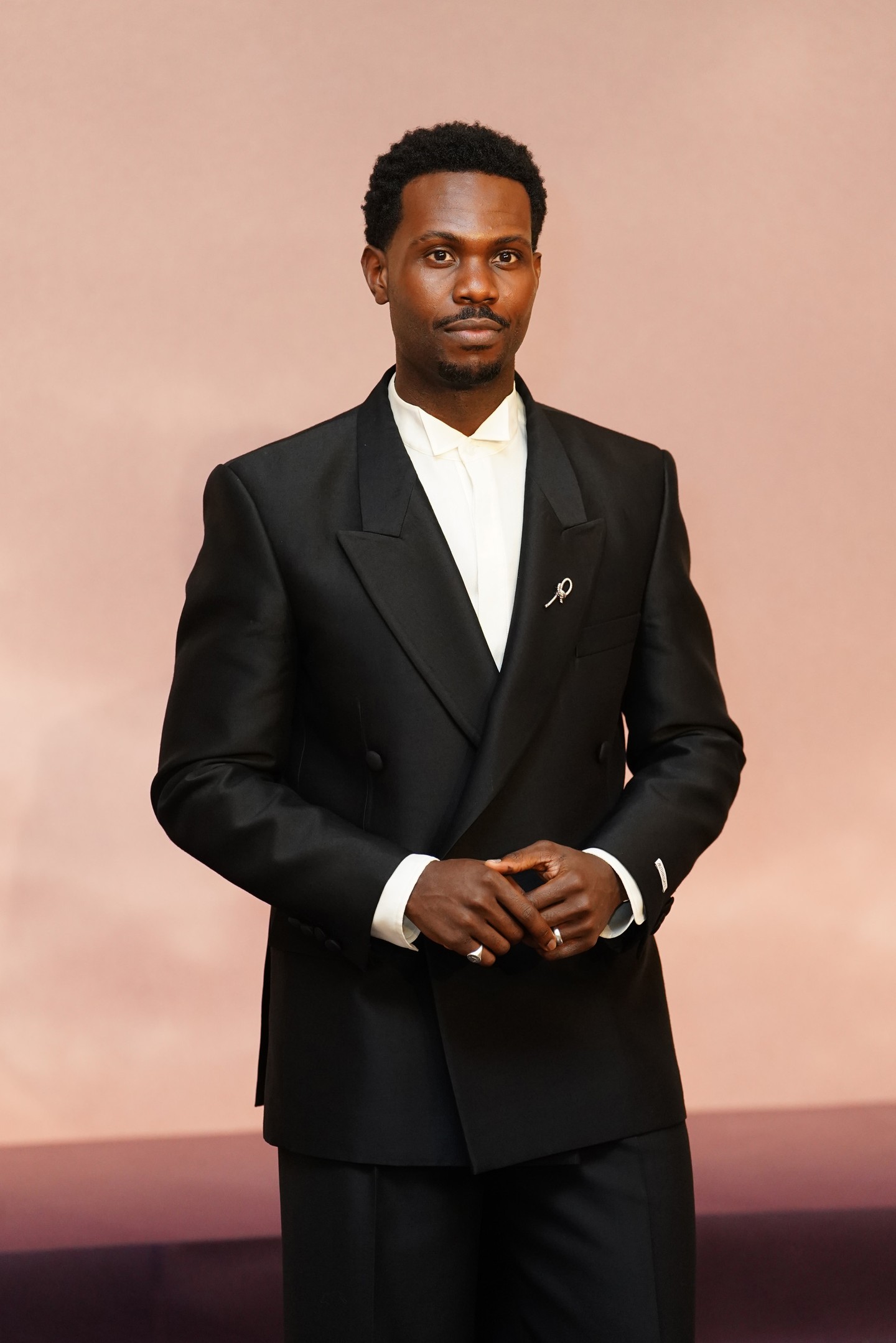 Victor Alli, vagyis John Stirling jelenleg szintén 30 éves. 