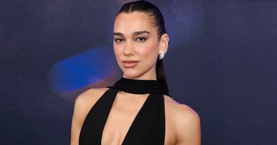 Dua Lipa átlátszó csipkefelsőben villantotta meg melleit, kihívó viseletet választott a kánikulában