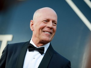 Bruce Willis-t hosszú idő után először láthatjuk mosolyogni, a demenciával küzdő színész friss fotói a csontodig hatolnak