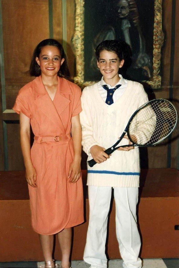 Pippa és Kate Middleton jelmezes partira készülnek.