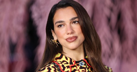 Dua Lipa pucérruhájából ordít a meztelenség, a tangabugyiját is megvillantotta benne