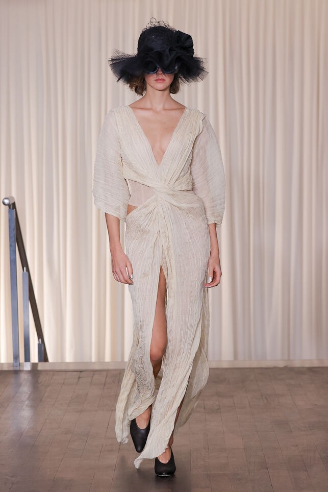 Andreas Kronthaler for Vivienne Westwood 2025 tavasz-nyári bemutatója a Paris Fashion Week kifutóján