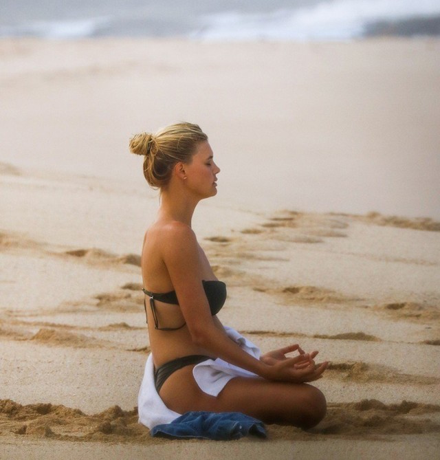 Kelly Rohrbach a tengerparton jógázik