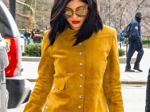 Bugyivillantós ruhában Kylie Jenner