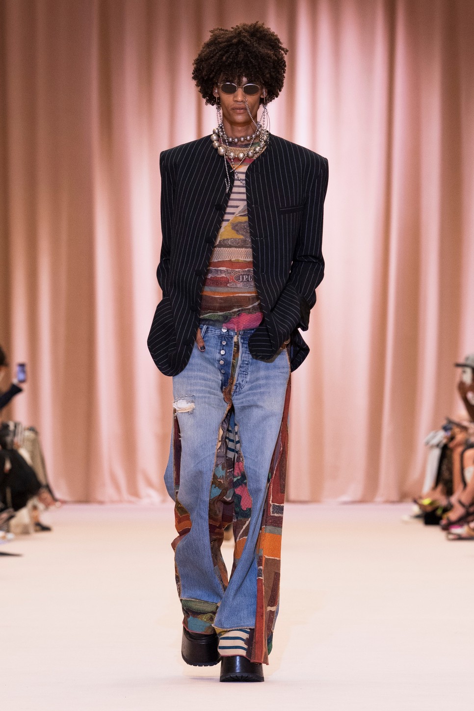 Patchwork farmer, rörzsi minták, matrózcsík, elegáns, tűcsíkos zakó, platformtalpú particsizma: ez hívjuk multikulturális dizájnnak! Jean Paul Gaultier by Olivier Rousteing HC 2022-23 look11