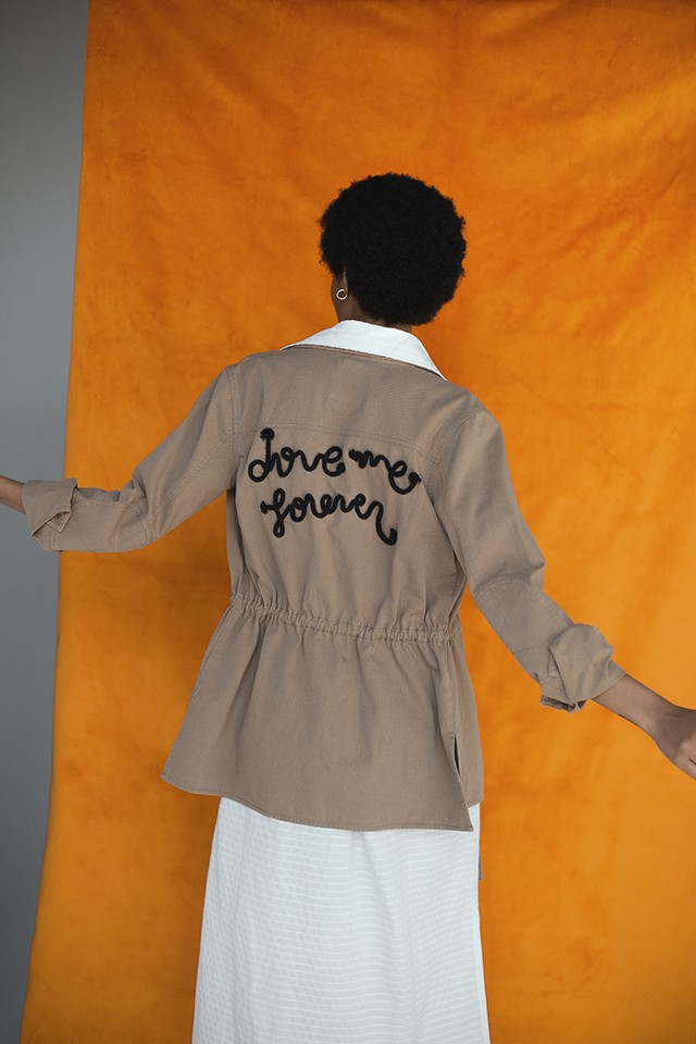 Kabát SYSTEM ACTION, ruha AMT, fülbevaló VICEROY