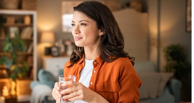 Ezzel a titkos hozzávalóval kapod a legegészségesebb vizet, amit valaha ittál: a szakértő szerint évekkel fiatalabbnak érezheted magad tőle