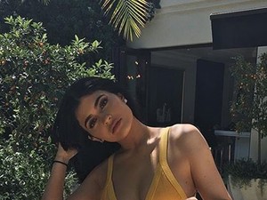 Házi pornója még nincs, de az alakja megvan hozzá: Kylie Jenner falatnyi bikiniben mutatta meg magát