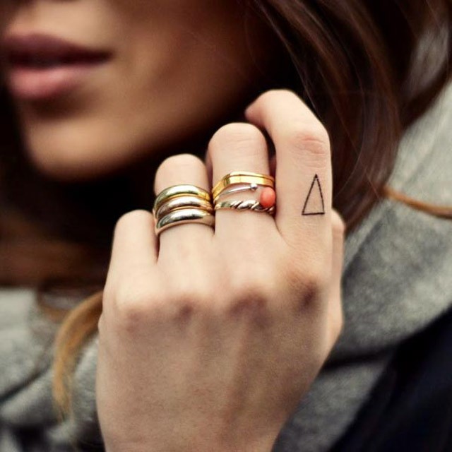 tetoválás, tetkó, tetoválás ujjra, tetoválás ujjra, miniatűr tetoválás, rihanna, cara delevingne