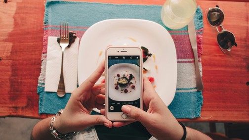 A háromkezű szakács ragasztót ajánl a vacsorád egyik hozzávalójának, mégis rengetegen követik