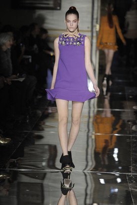 A MiuMiu márka fashion show-ján egy lila miniruhában vonzotta magára a tekinteteket. Már akkor is áradt belőle a magabiztosság! (2010. március)
