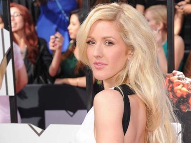 Ellie Goulding a mindennapi szorongások elől menekül új dalával