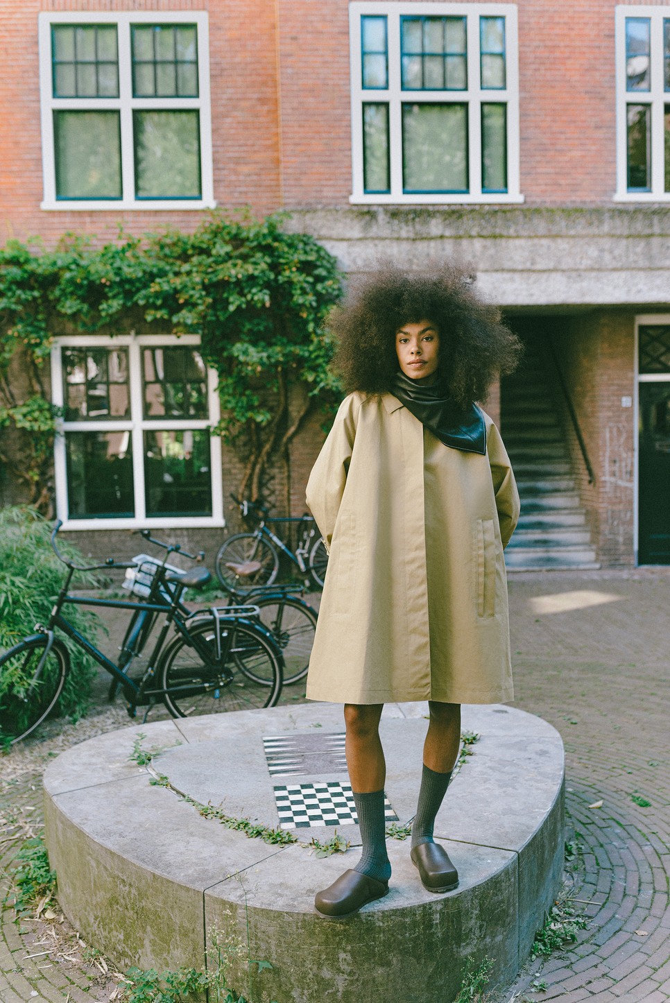 A minőség mindenek felett áll az amszterdami nők stílusában Ballonkabát és kendő AERON aeron.com Zokni COS 4500 Ft Klumpa YUME YUME yumeyume.eu