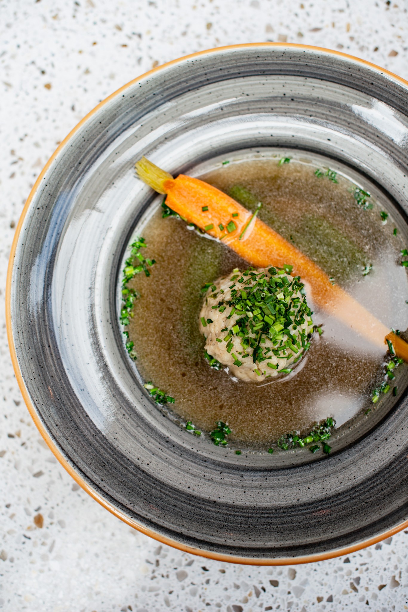 Sült csirkehús leves maceszgombóccal