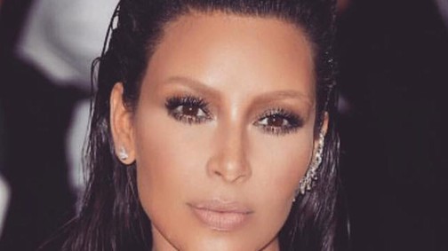 Kim Kardashian kiszőkült! Nézd a hajszínét