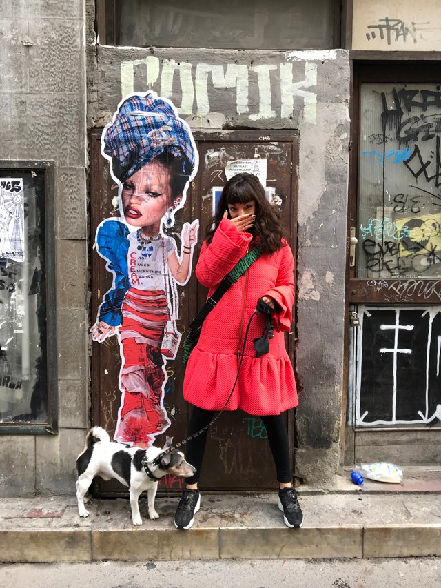 Találkoztál már Budapest utcáin a trendi, falra ragasztott babákkal? Most megtudhatod, ki készíti őket