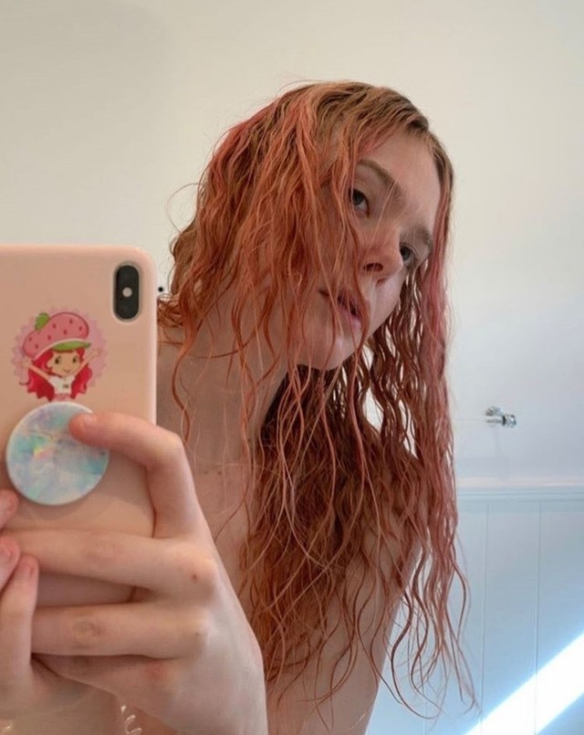 Elle Fanning rózsaszín hajjal
