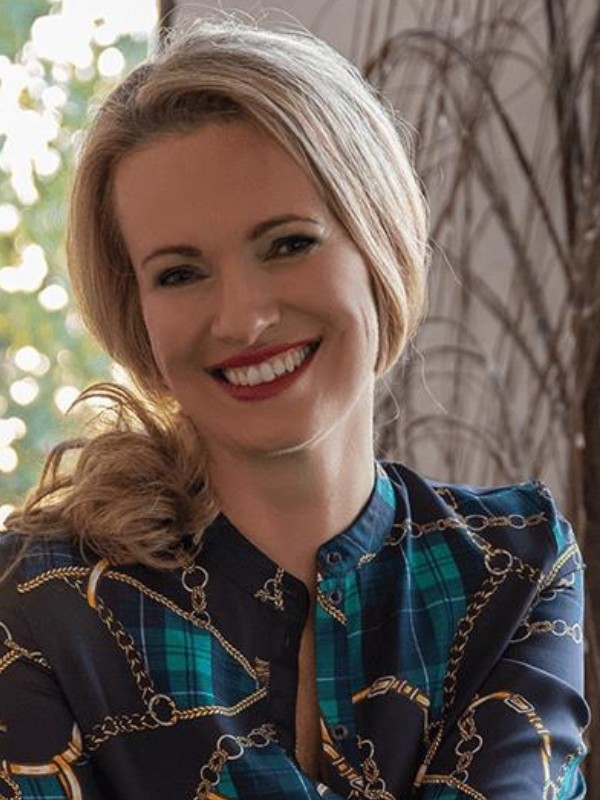 Soós Adrienn, a Schüssler Natur CosMEDics márka megálmodója, létrehozója akiben mindig is volt egy nagy adag segítő-gyógyító életszemlélet, olyasmit akart csinálni, amivel jót tesz az embereknek. Az volt a célja, hogy olyan termékeket készítsen, amelyek hatékonyak, hasznosak, és egyáltalán nem károsak az egészségre és a  bőrünkre. Így született meg a márka ötlete, majd az első termékek 2013-ban.