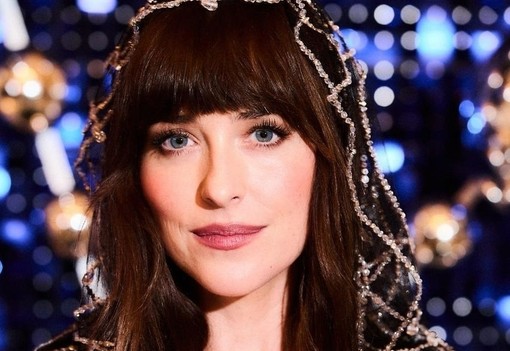 Dakota Johnson pucérruhája kimerült egy ezüst pókhálóban