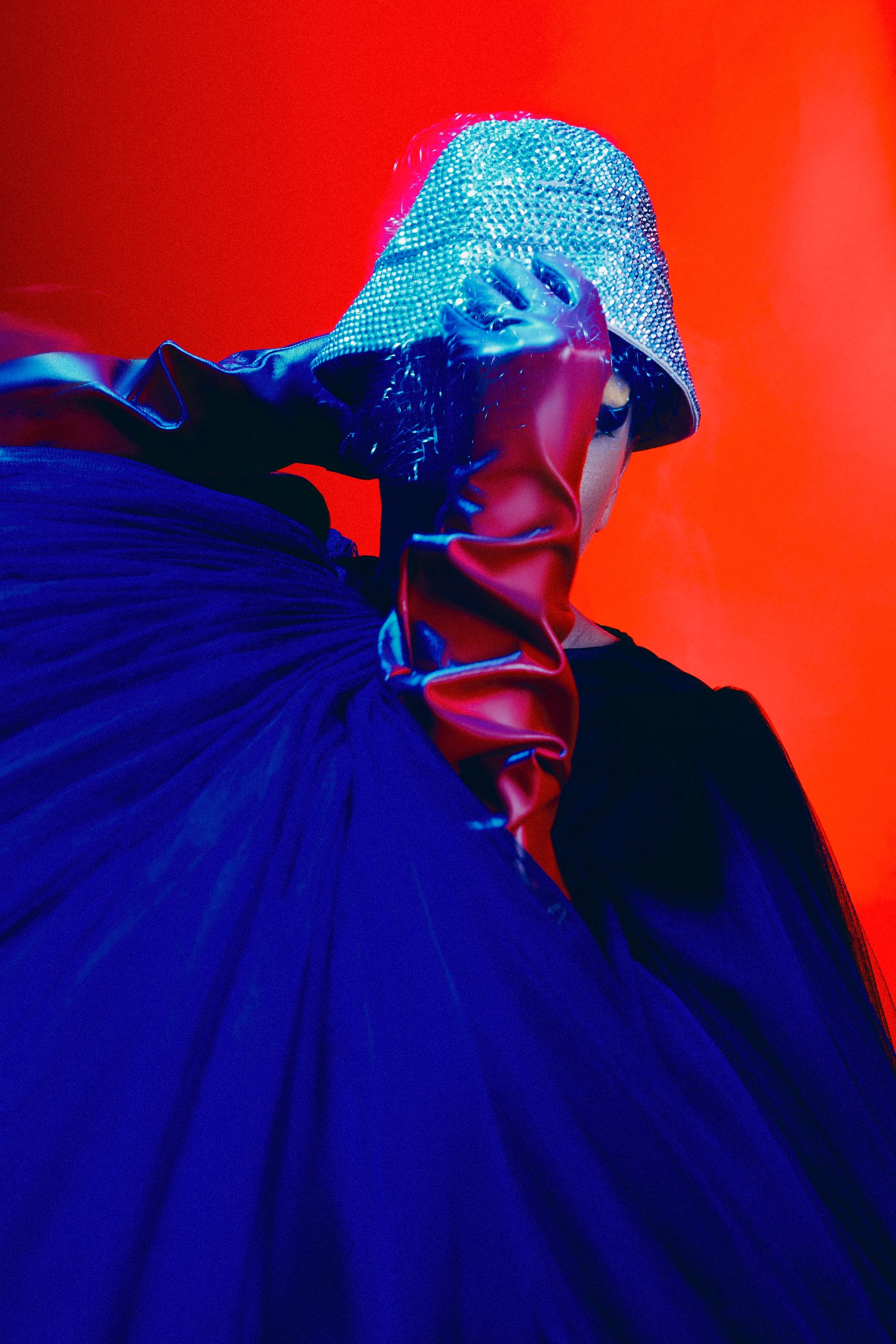 Tüllruha, bőrkesztyű, strasszos vödörkalap: Kiss Márk