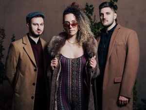 Sírva vigadunk a válságon - premieren a The Anahit új videója