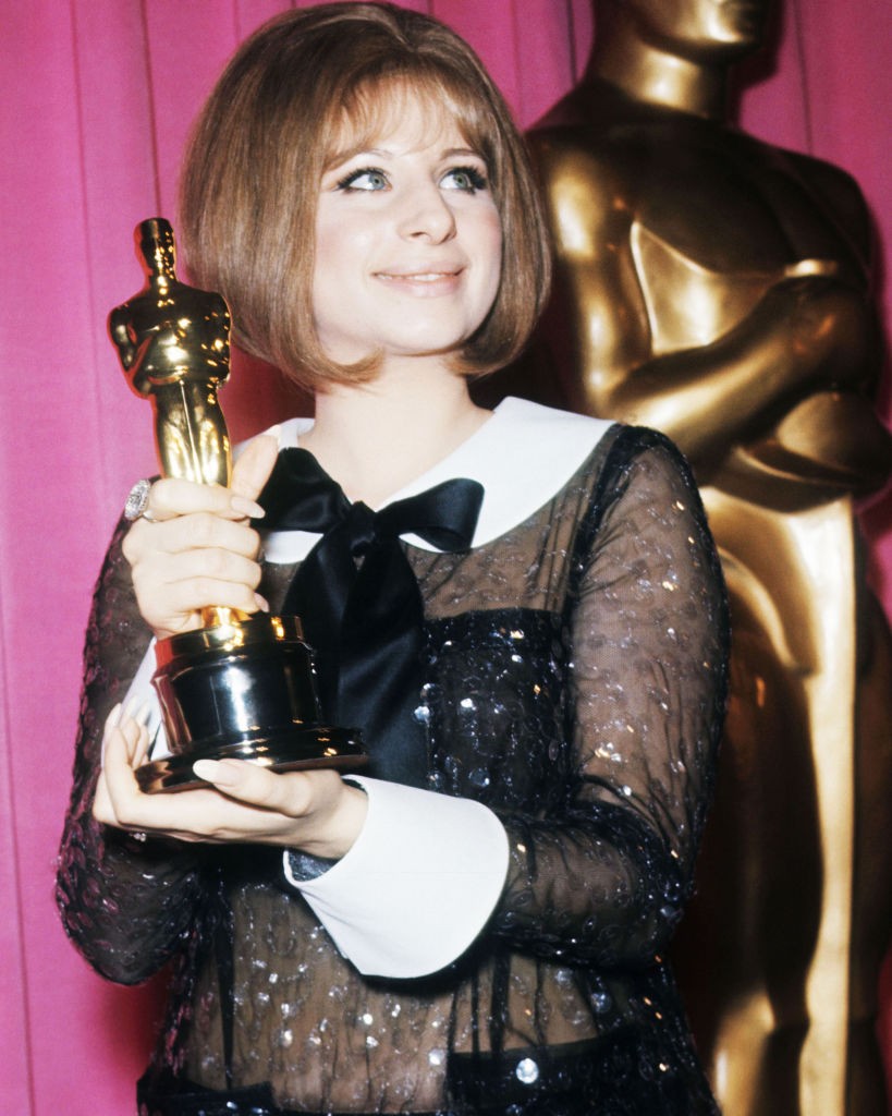 Barbra Streisand 1969-ben vette át élete első Oscar-díját a Funny Girl című filmben nyújtott alakításáért. Az ikonikus pillanat különlegessége, hogy abban az évben Katharine Hepburnnel holtversenyben nyerte el a legjobb színésznő díját.