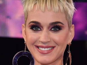 Katy Perry Daenerys Targaryennek öltözve vezette a díjátadó műsorát!