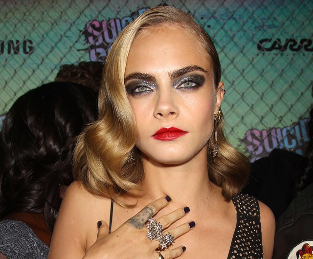 cara delevingne, suicide squad, öngyilkos osztag, premier, vörös szőnyeg, anthony vaccarello, louboutin, combközépig érő csizma