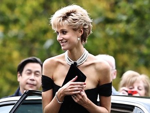 Elizabeth Debicki magára öltötte Diana hercegné híres bosszúruháját A Korona forgatásán