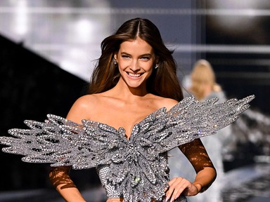 10 retinába égő fotó, ahogy Palvin Barbara felperzseli a 2025-ös Victoria's Secret kifutóját