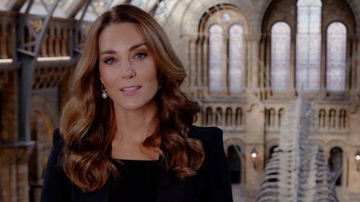 Kate Middleton felvette az eddigi legsikkesebb fekete kosztümjét