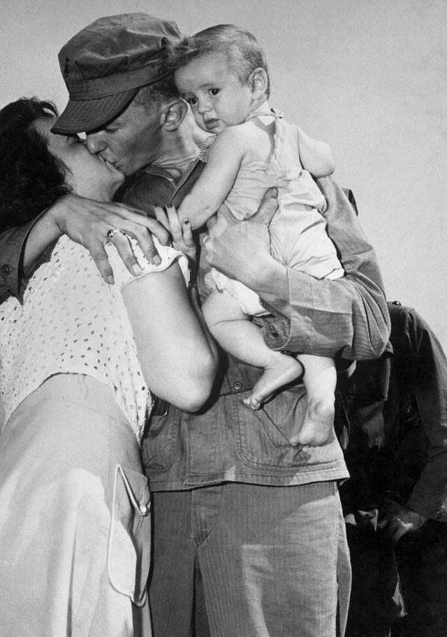 1950-ben az amerikai katona elbúcsúzik nyolc hónapos kisfiától és szerelmétől, majd Koreába megy. 