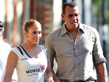 Jennifer Lopez igazi Barbie baba ebben a ruhában