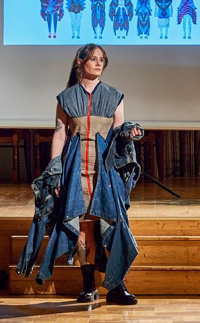 Orbán Zsófi alkotása az upcycling szemlélet erejét mutatja meg: újragondolt anyaghasználatával és kortárs formavilágával bizonyítja, hogy a fenntarthatóság és a magas divat kéz a kézben járhat. A koncepcióért elnyert GLAMOUR különdíj lehetőséget biztosít a tervezőnek, hogy ruháját a magazin felületein a szélesebb közönség is megismerhesse Fotó: Apafy László, Kálmán Ilona