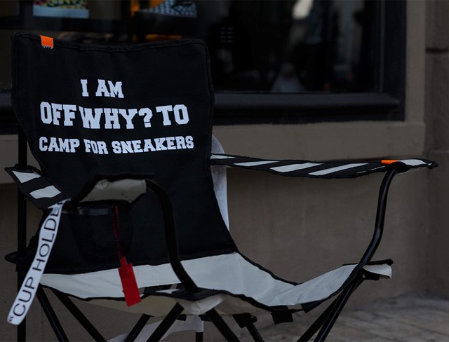 Külön campingfelszerelést gyártottak a drága cipőkért sorban álló tiniknek