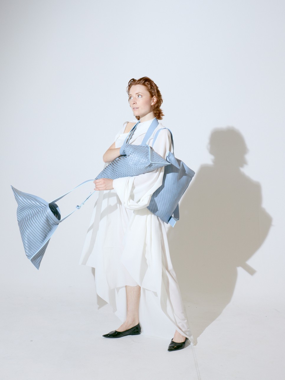 Az adaptív divat fokozatosan épül be a köztudatba, mind a márkáknál, mind a társadalomban: Paco Rabanne, Issey Miyake és Craig Green olyan márkák és tervezők, akik jó példát mutatnak az adaptív divat terén