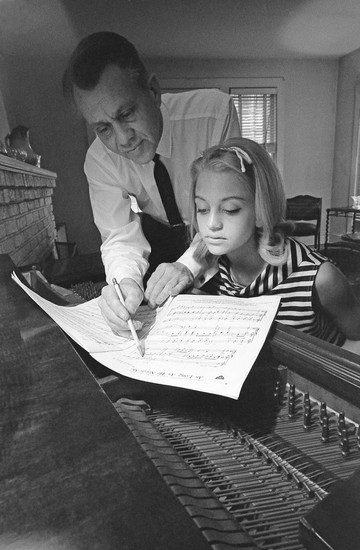 Goldei Hawn 1945. november 21-én született, és már nagyon fiatalon érdeklődni kezdett a művészetek iránt.