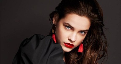 Palvin Barbi eléggé belehúzott a hétvégén: vérvörös ajkak, szexi dekoltázs