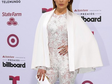 A borzalmas ruha, amit csak Jennifer Lopez tud viselni