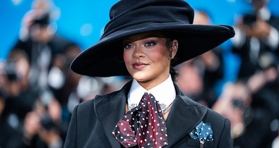 Rihanna vattacukornak öltözött: extrém szettben keltett feltűnést a várandós énekesnő