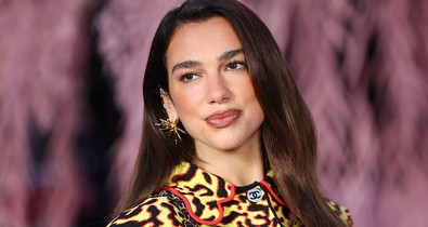 Dua Lipa pucérruhájából ordít a meztelenség, a tangabugyiját is megvillantotta benne