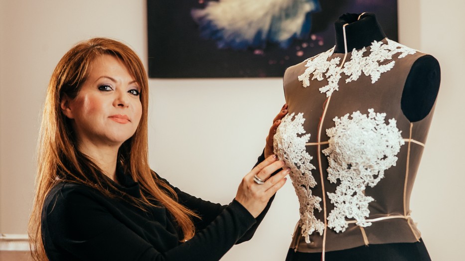 Halász Éva a kezdeményezés támogatójaként vett részt a Miss Spinner 5. Nemzetközi Kerekesszékes Szépségversenyen - ő készítette az estélyi ruhákat a lányoknak