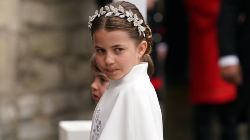 Sarolta hercegnő derékig érő hajjal pózol születésnapi portréján