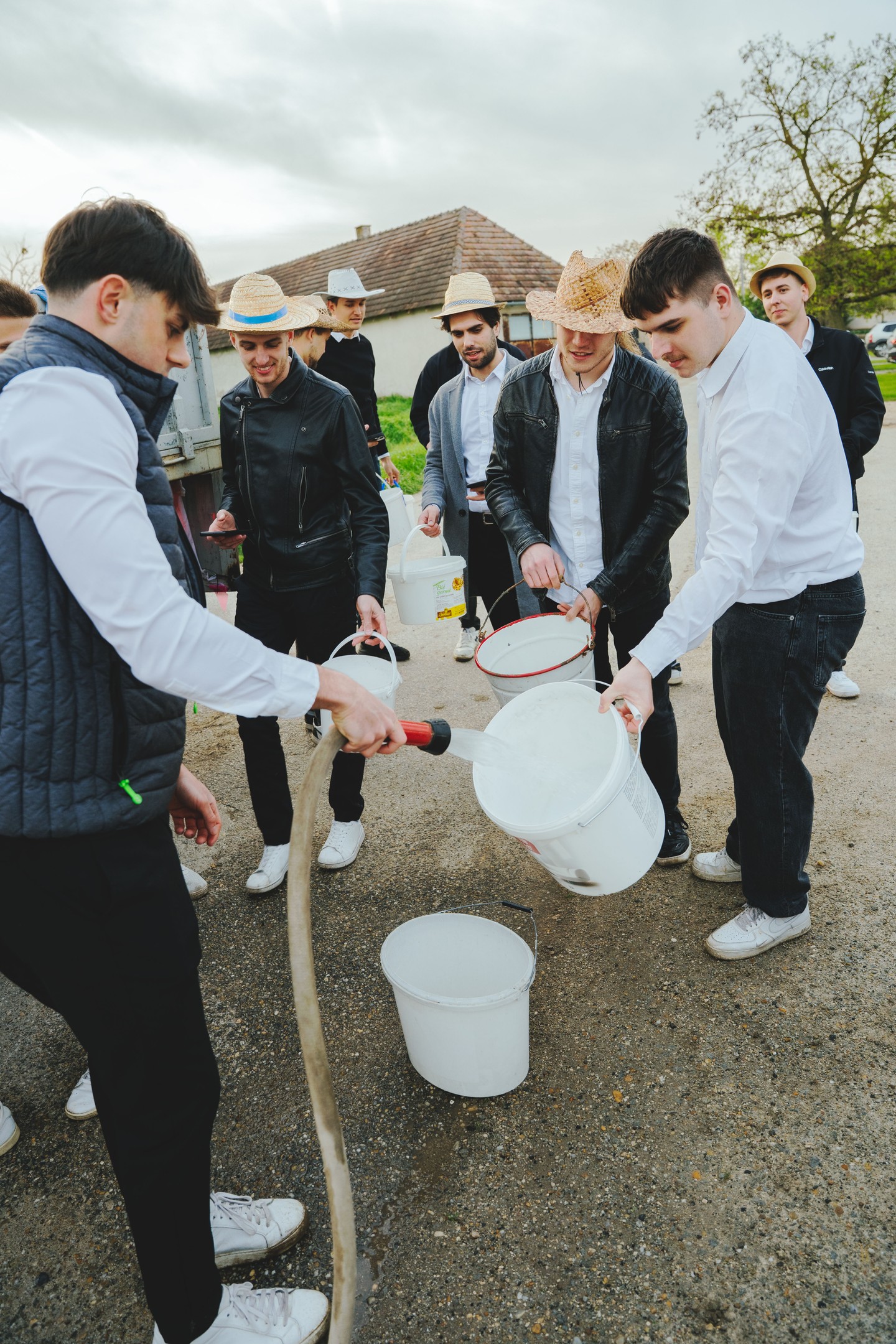 A húsvéti locsolkodást eddig ciki volt szeretni, a fiatal magyar fotós képeinek hála új értelmet kap a hagyomány