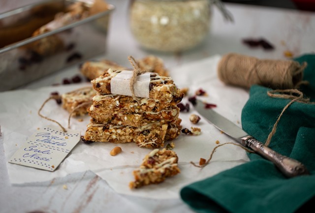 Laktató uzsonnák iskolakezdésre: így készíts fehércsokis-áfonyás müzli szeletet