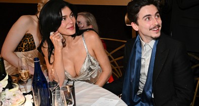Forró csókban forrt össze Kylie Jenner és Timothée Chalamet: a Golden Globe vacsoráján bújt össze a pár
