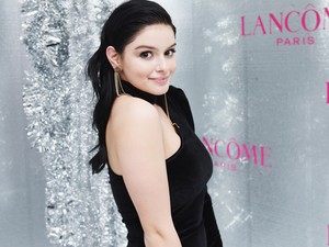 Ariel Winter még nem engedte el a nyarat: vibráló rózsaszín frizurára váltott