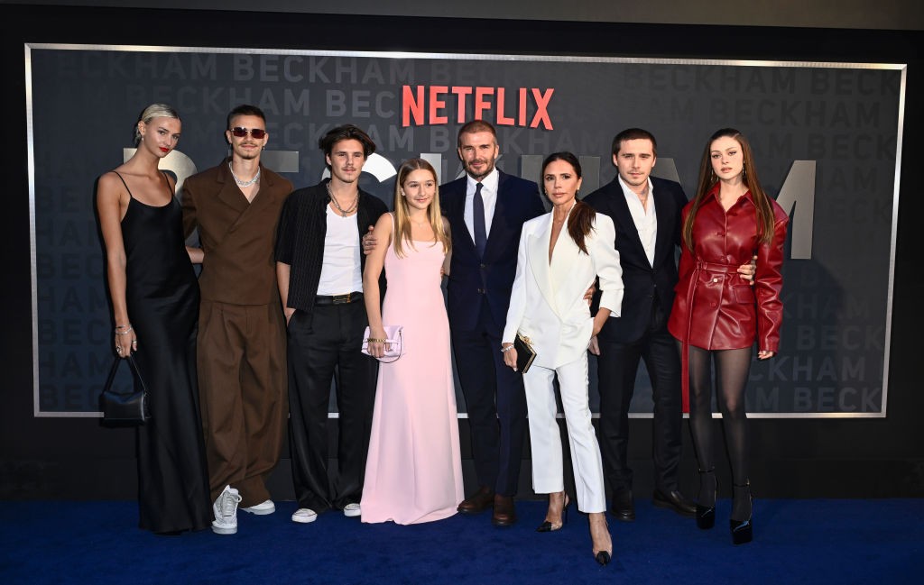 David Beckham Netflix dokusorozatának londoni premierjén történt az a kínos eset, amit nemcsak fotókon, de számos videón is megörökítettek. A szakértő kiemelte: hallani lehetett, ahogy a fotósok középre hívják őket, Nicola azonban vonakodónak tűnt, végül Brooklyn volt az, aki a derekára tette a kezét, finoman maga felé terelve őt egy szorosabb, bensőségesebb felállásba. Victoria választott póza eközben nem változott, és ahogy a felsőteste kissé a férje felé fordult, úgy tűnhetett, mintha elzárkózna a párostól.